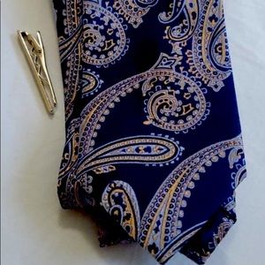 JoS A BANK heritage collection tie pretty color perfect condition and price